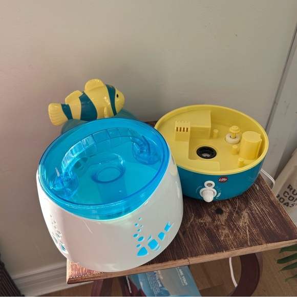 Fish-Themed Blue and Yellow Aquarium Humidifier - Picture 3 of 6